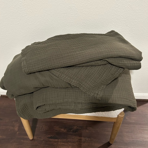 CB2 Alto Organic Cotton Dark Green King Duvet Cover & Shams - Picture 3 of 4